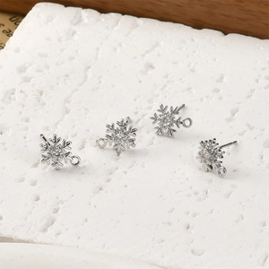 Vista macro di orecchini a lobo a fiocco di neve in argento con zirconi e ganci DIY