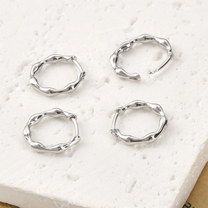 Boucles d'oreilles irrégulières en métal liquide argenté avec design texturé effet lave