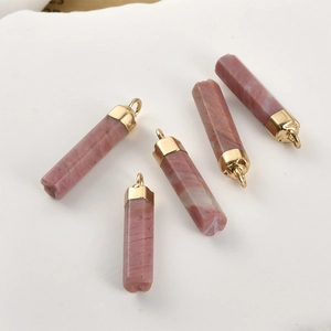 Fünf natürliche rosa Kristall Anhänger mit goldenen Metallkappen für DIY Schmuckherstellung