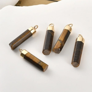 Detailansicht von fünf sechseckigen Tigerauge-Anhängern mit goldenen Kappen für DIY-Schmuck