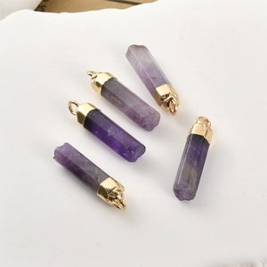 Fünf sechseckige Amethyst-Anhänger mit vergoldeten Ösen für die Schmuckherstellung