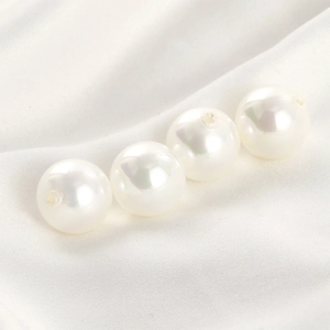 Dettaglio di perle tonde bianche di alta qualità con fori per la creazione di gioielli fai da te
