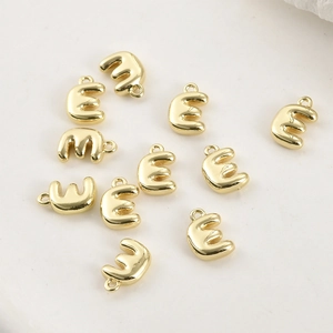 Dettaglio di ciondoli lettera E placcati oro 14k per la creazione di gioielli e collane DIY