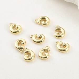 Dettaglio di ciondoli a spirale 3D placcati oro 14k per gioielli fai-da-te e collane