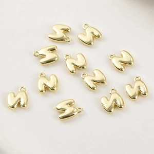 Dettaglio pendente lettera N placcato oro 14k stile palloncino 3D per gioielli