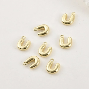 Dettaglio di 6 ciondoli a forma di U placcati oro 14k per creazione gioielli fai da te