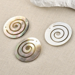 Dettaglio di ciondoli a spirale in madreperla naturale e conchiglia nera per gioielli