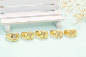 Set di anelli dorati regolabili con lettere E, Y, I, K, A in zirconi e design a sigillo tondo