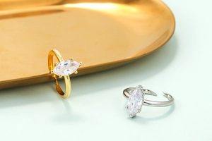 Anelli regolabili con zircone taglio marquise in finitura oro e argento lucido