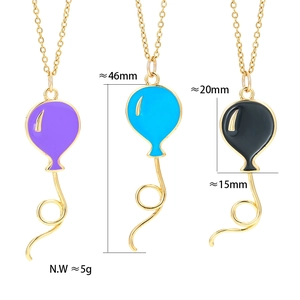 Drie gekleurde emaille ballon hangers met gouden kettingen, maten en gewicht