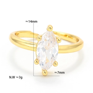 Dettaglio anello in zircone taglio marquise dorato con dimensioni 14x7mm e peso di 3g