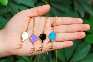 Kleurrijke ballon hanger ketting in wit, paars, zwart en blauw emaille met goudfinish