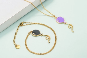 Gouden ballon ketting en armband set met paarse en zwarte emaille hangers