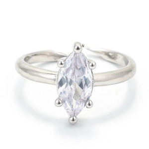 Anello regolabile in finitura argento con zircone taglio marquise e montatura a sei griffe