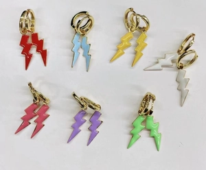 Set de pendientes de aro de rayo en acrílico en siete vibrantes colores neón