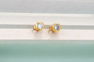 Elegante goldene Ohrstecker mit runden Zirkonia-Steinen in einer sicheren Fassung