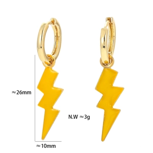 Detalle de pendientes de rayo dorados que muestra dimensiones de 26 mm por 10 mm