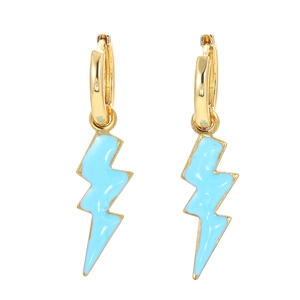 Detalle de pendientes de rayo con esmalte azul y cierre de aro dorado pulido brillante