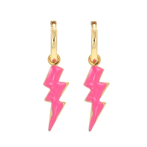 Detalle de pendientes de rayo rosa con borde metálico dorado sobre un fondo blanco puro