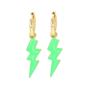 Primer plano de pendientes huggie dorados con colgantes de rayo en esmalte verde
