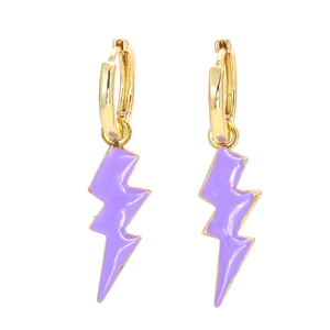 Primer plano de colgantes de rayo de esmalte morado con pendientes de aro de metal dorado