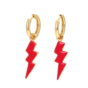 Detalle de pendientes de rayo rojo con aros de metal dorado y acabado de esmalte liso