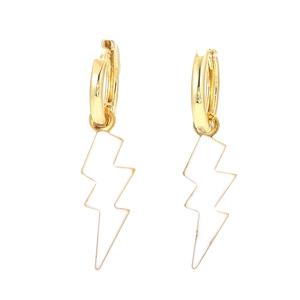 Vista de detalle de pendientes de rayo en esmalte blanco con aros dorados