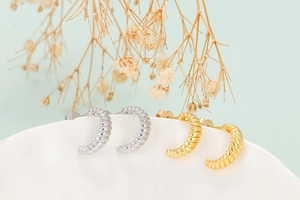 Orecchini a cerchio a spirale in oro e argento dal design vintage e raffinato