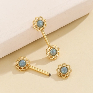 Detalle de piercing de pezón chapado en oro de acero inoxidable con ópalo de girasol