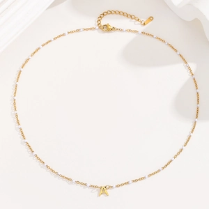 Collier en acier inoxydable plaqué or 18K avec perles blanches et pendentif A
