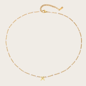 Collier plaqué or 18 carats avec perles blanches et pendentif lettre A délicat