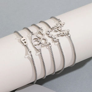 Minimalistische zilveren roestvrijstalen armbandset met kruis- en gitaarhangers