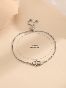 Detailopname van verstelbare roestvrijstalen bolo-armband met Hamsa-hand en sterbedel