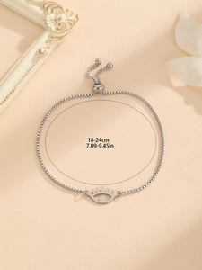 Detail van verstelbare zilveren box-ketting armband met oogbedeltje en schuifsluiting