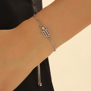 Verstelbare zilveren Hand van Fatima armband met sterdetail om een damespols