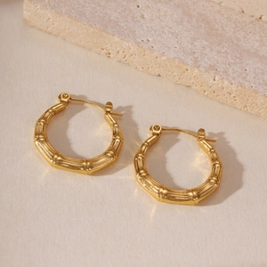 Dettaglio di orecchini a cerchio in acciaio inossidabile placcato oro 18K con trama bambù