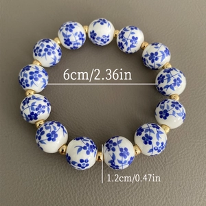 Dettagli dimensionali del bracciale con perle in ceramica blu e bianca e oro