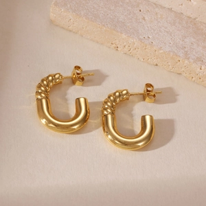 Dettaglio orecchini a U in oro 18K con trame a corda intrecciata e metallo liscio