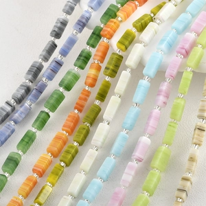 Makroansicht von 4x10mm rechteckigen Millefiori-Glasperlen in verschiedenen Farben für DIY