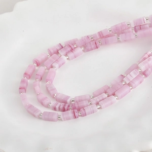 Drelagige Halskette mit marmorierten rosa-weißen Rechteckperlen und Silber-Zwischenperlen