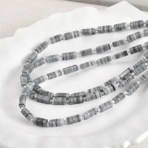 Detailansicht der 4x10mm gestreiften Millefiori-Glasperlen und silbernen Zwischenperlen