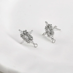 Dettaglio di orecchini vintage placcati in oro 14k con zirconi e passante per pendente