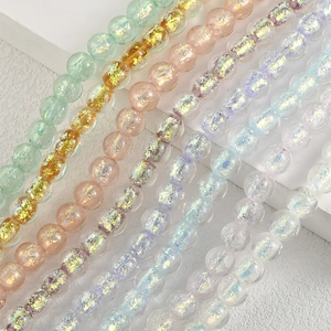 Dettaglio di perline di vetro colorate con foglia d'oro per creazione gioielli