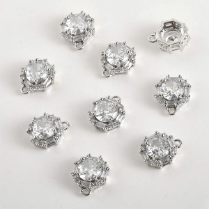 Vista macro del ciondolo in zirconia placcato oro 14k con alone per gioielli fai da te