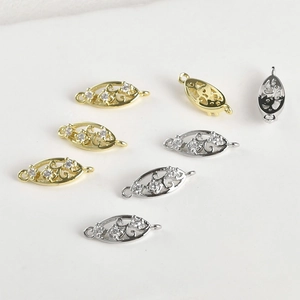Dettaglio di un connettore a foglia placcato oro 14k con zirconi per bigiotteria