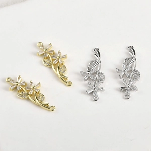 Dettaglio macro del connettore a fiore placcato oro 14k con zirconi per gioielli fai-da-te