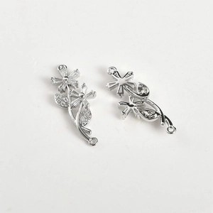 Dettaglio del connettore a fiore argento con zirconi per creazione gioielli DIY