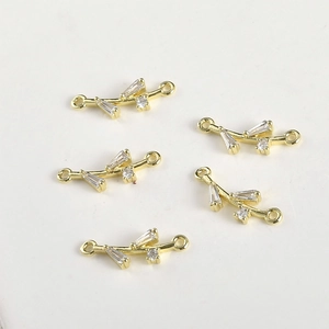 Dettaglio di 5 connettori a foglia placcati in oro 14k con zirconi per gioielli fai da te