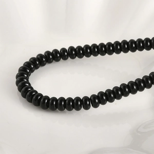 Primer plano de cuentas de vidrio negro brillante de 5x8mm para bisutería DIY