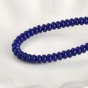 Primer plano de cuentas de vidrio azul oscuro de 5x8mm con acabado brillante para joyas